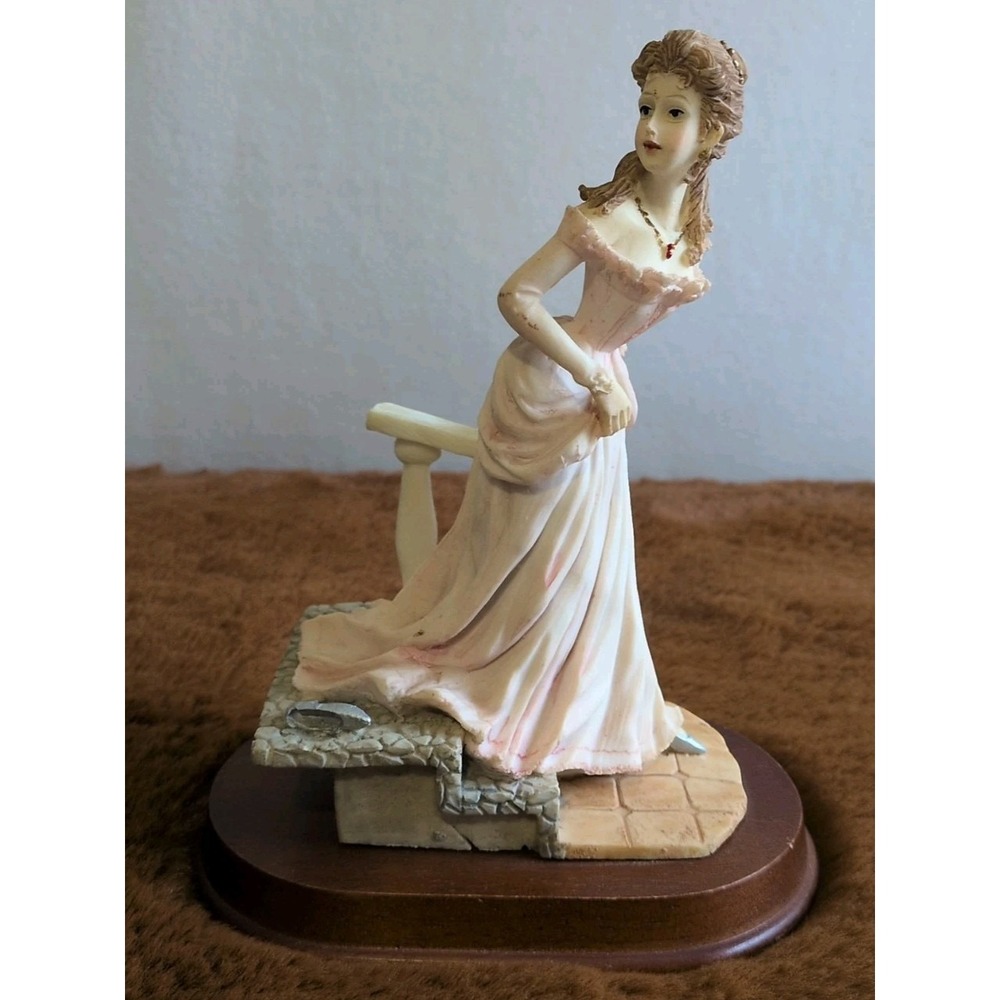 La‎ Verona Collection Cinderella Lost Slipper Figurine 7.5"